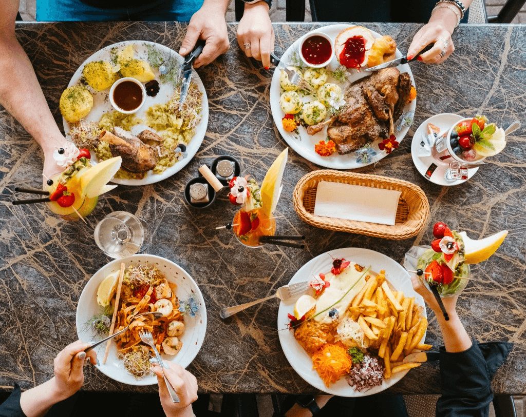 Stolik w restauracji — tło sekcji zaproszenia