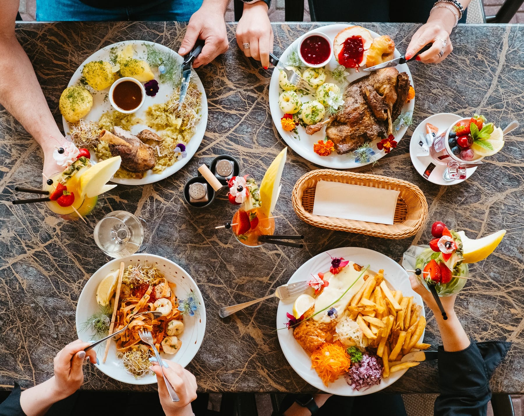 Stół pełen dań z restauracji