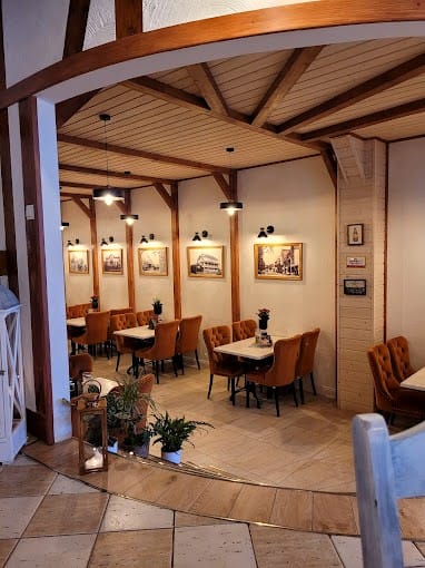 Wnętrze restauracji z drewnianymi belkami i klimatyczną aranżacją